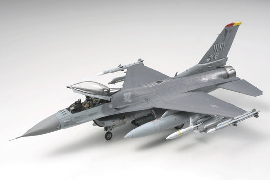 Tamiya Lockheed Martin F-16CJ Fighting Falcon 1:48